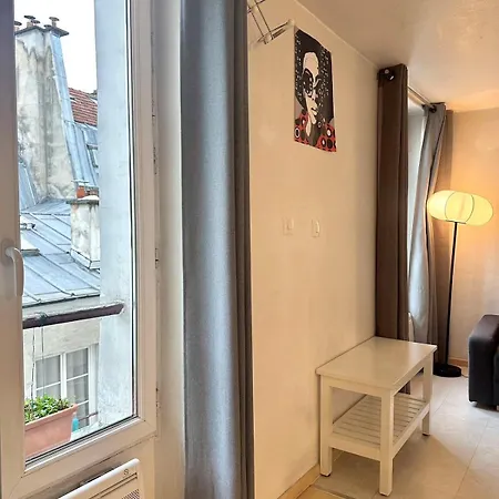 Chic In Ecouffes In Marais