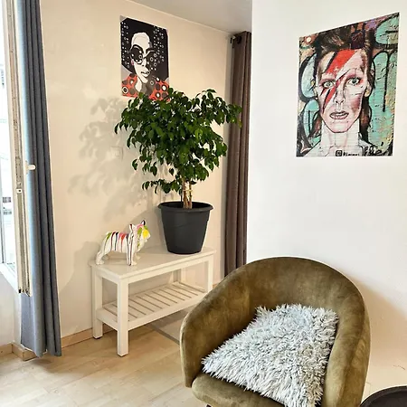 Chic In Ecouffes In Marais Париж